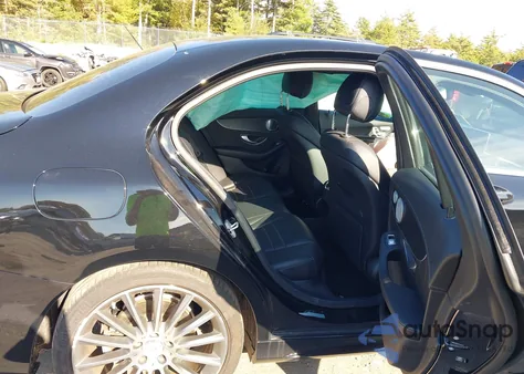 2015 Mercedes-Benz C 300 Sport 4Matic z USA, uszkodzony, nr VIN 55SWF4KB4FU007069